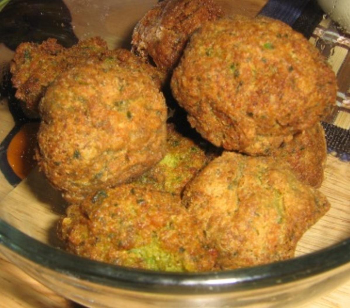 A bowl of freshly made hummus and a batch of these falafels is like music to my taste buds.