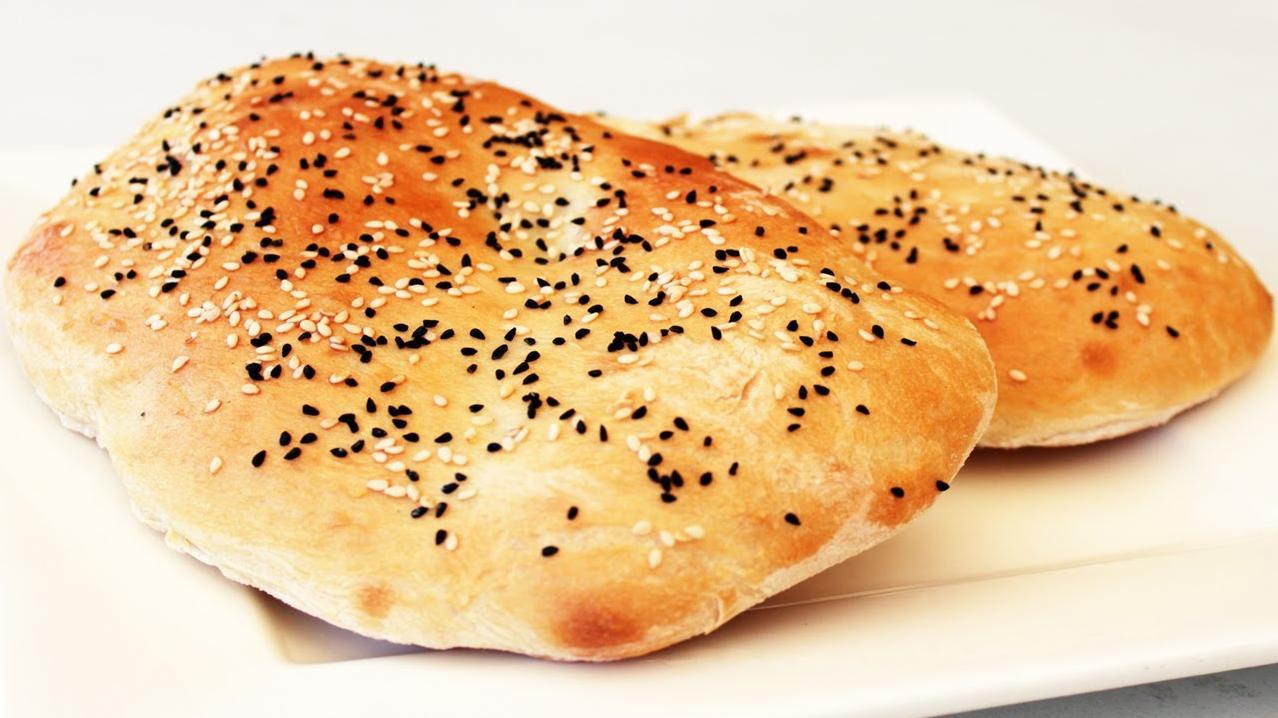  A delicious bread with a crunchy exterior and fluffy, soft interior.