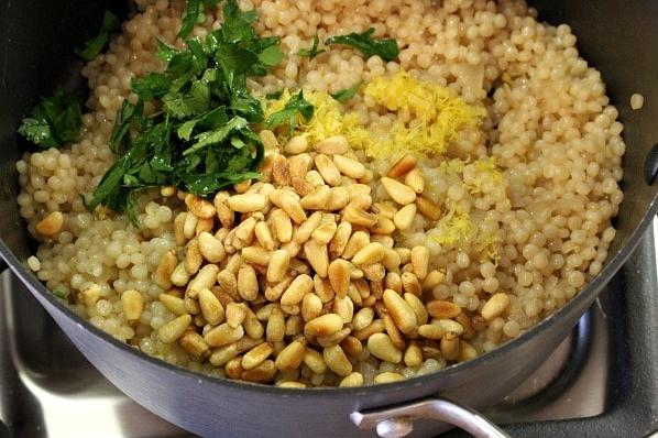  Juicy, whole-grain pearls of couscous with a nutty aroma and a fluffy texture.