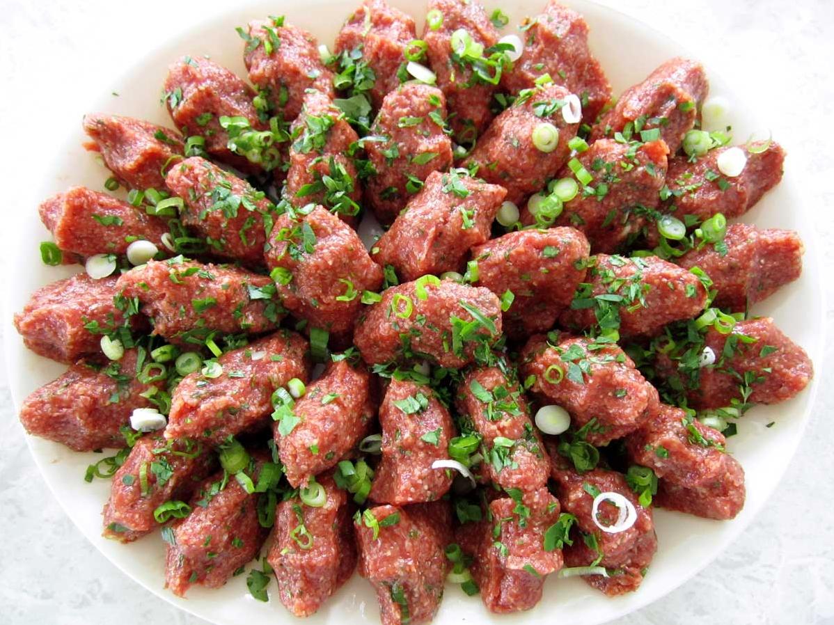  Sliced red onions and parsley used as a garnish for the kufta.
