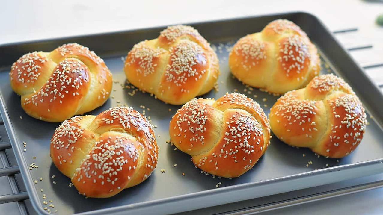  These Honey Challah Rolls are irresistibly soft and aromatic