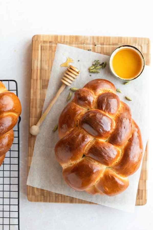  Want to impress your dinner guests? Serve them these delicious Honey Challah Rolls